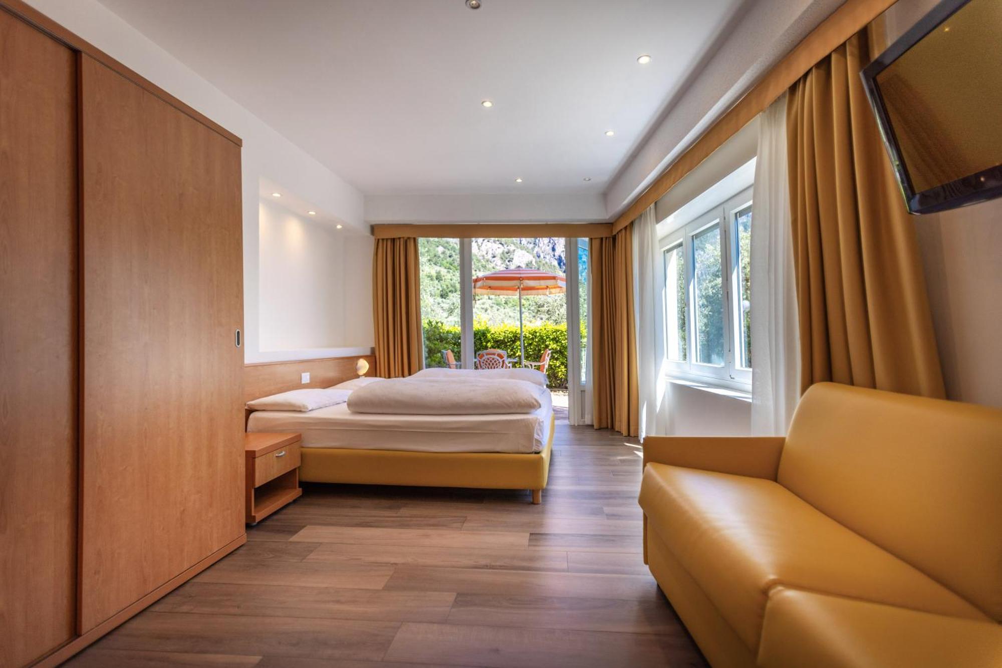 Hotel Villa Margherita ลีโมเนซุลการ์ดา ภายนอก รูปภาพ