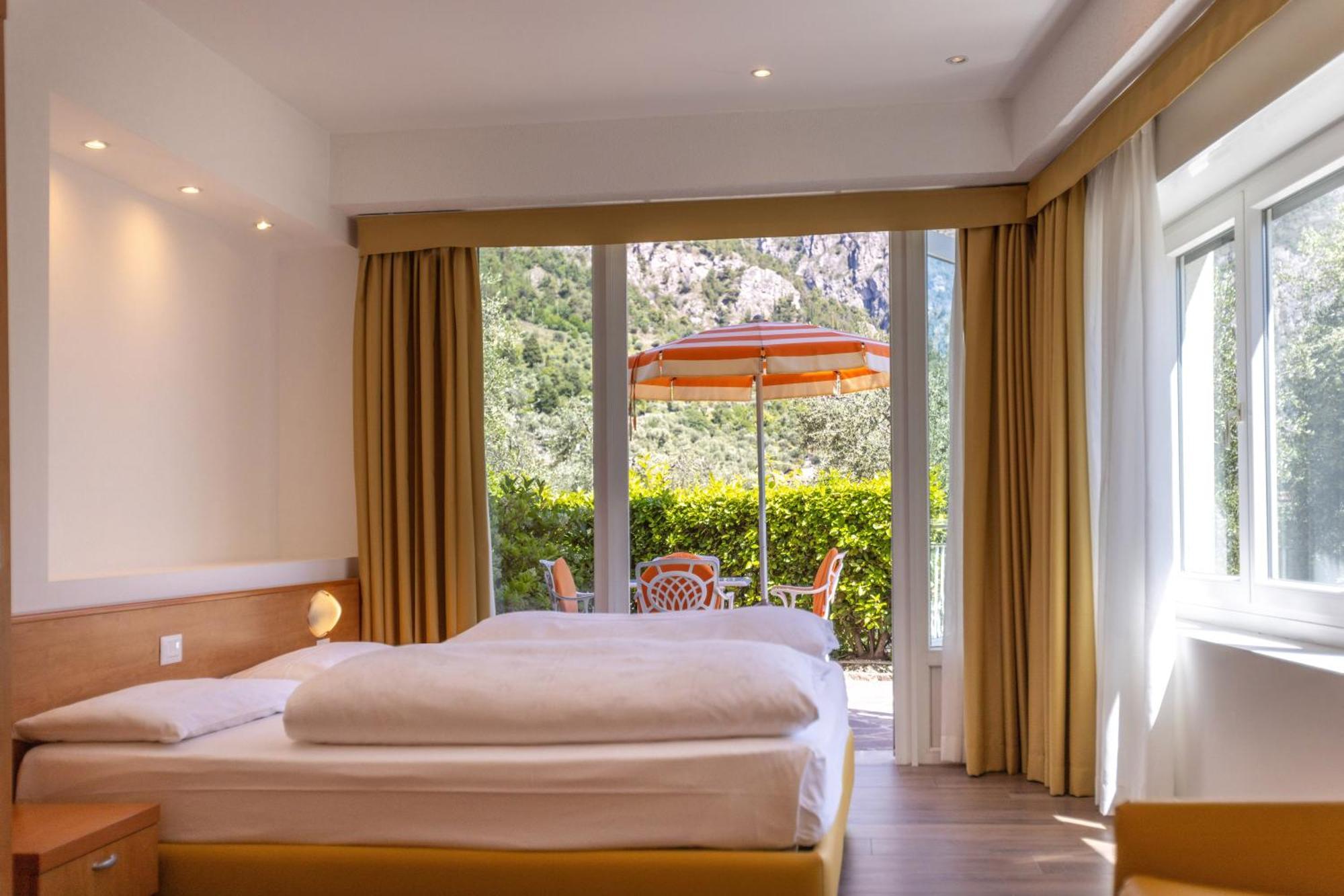 Hotel Villa Margherita ลีโมเนซุลการ์ดา ภายนอก รูปภาพ