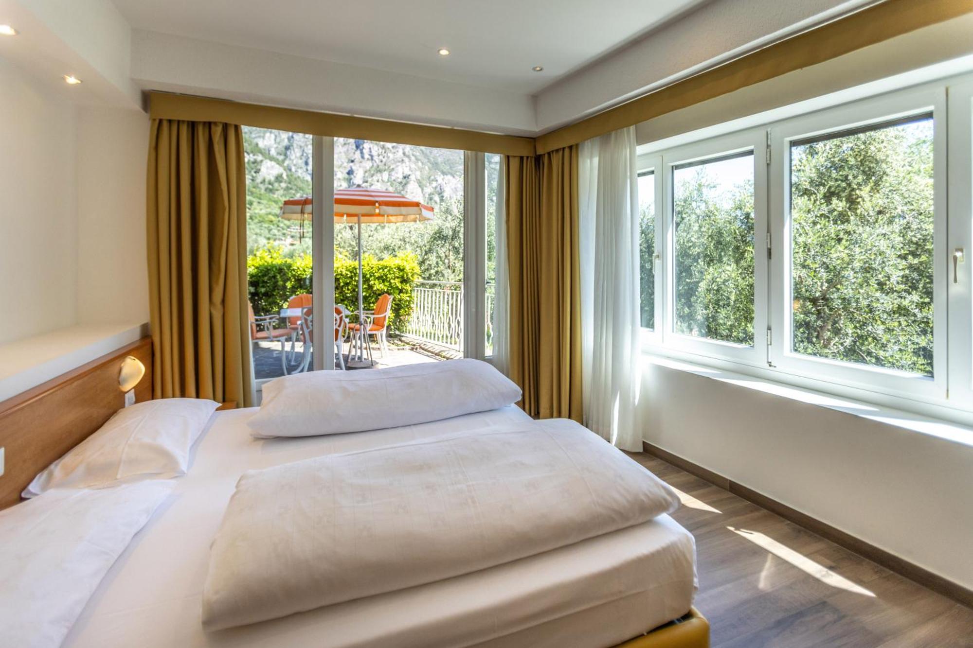 Hotel Villa Margherita ลีโมเนซุลการ์ดา ภายนอก รูปภาพ