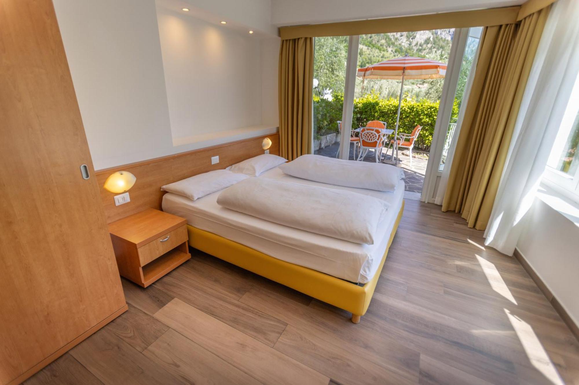 Hotel Villa Margherita ลีโมเนซุลการ์ดา ภายนอก รูปภาพ