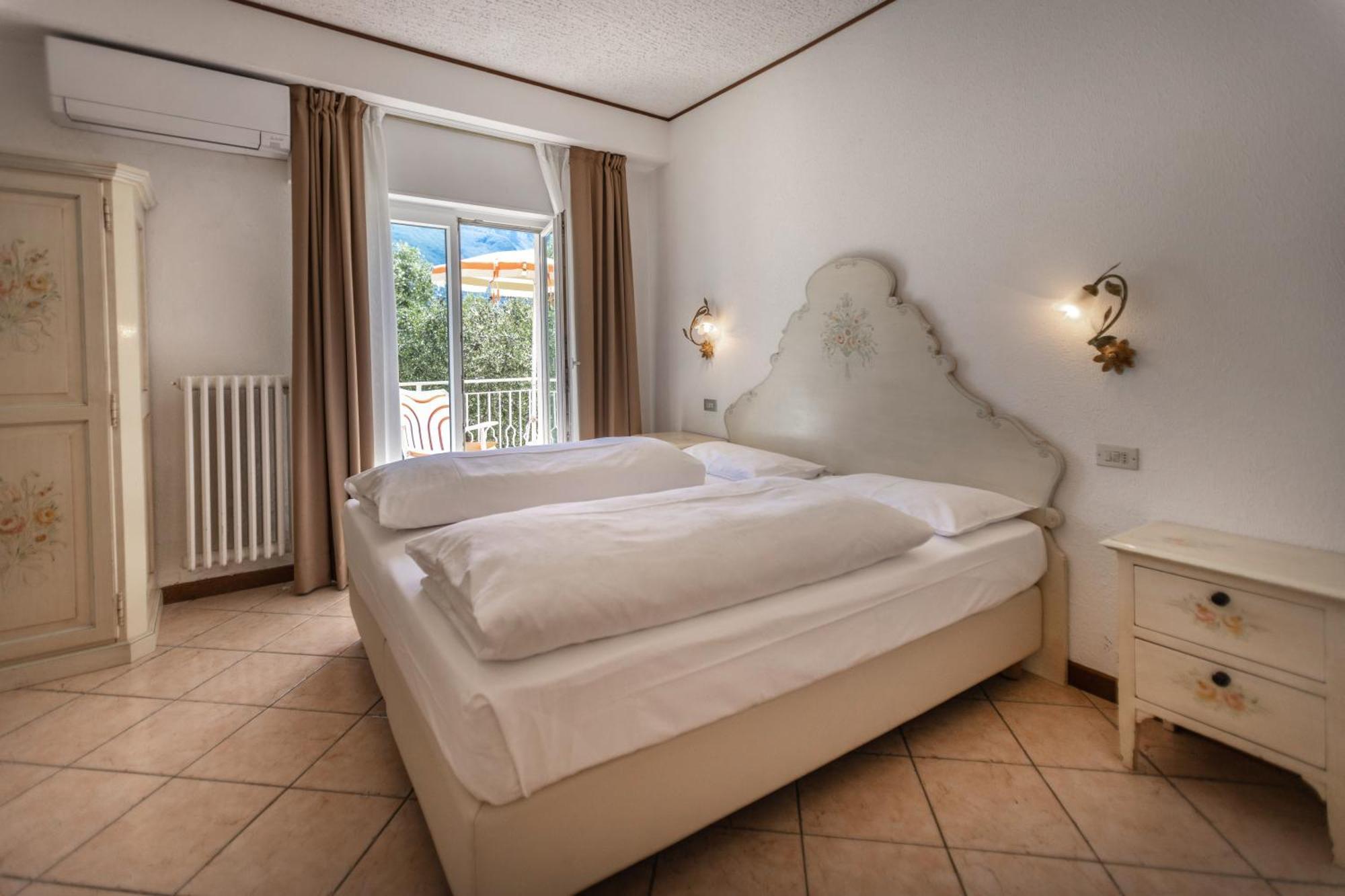 Hotel Villa Margherita ลีโมเนซุลการ์ดา ภายนอก รูปภาพ