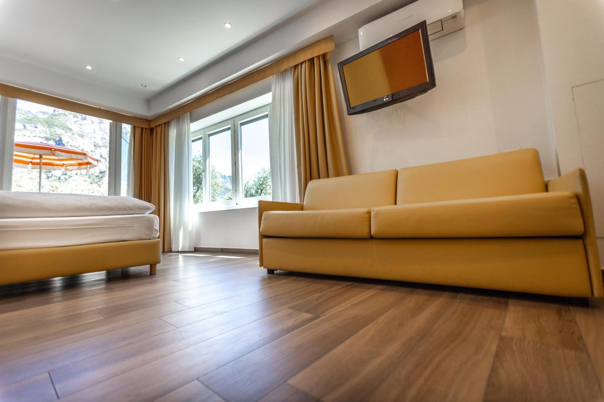 Hotel Villa Margherita ลีโมเนซุลการ์ดา ภายนอก รูปภาพ