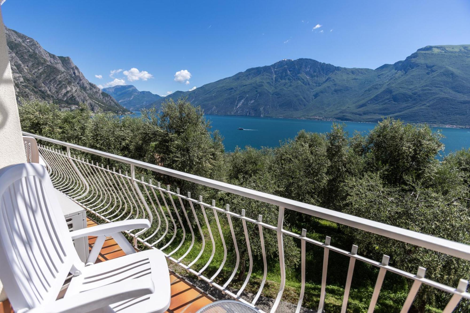 Hotel Villa Margherita ลีโมเนซุลการ์ดา ภายนอก รูปภาพ
