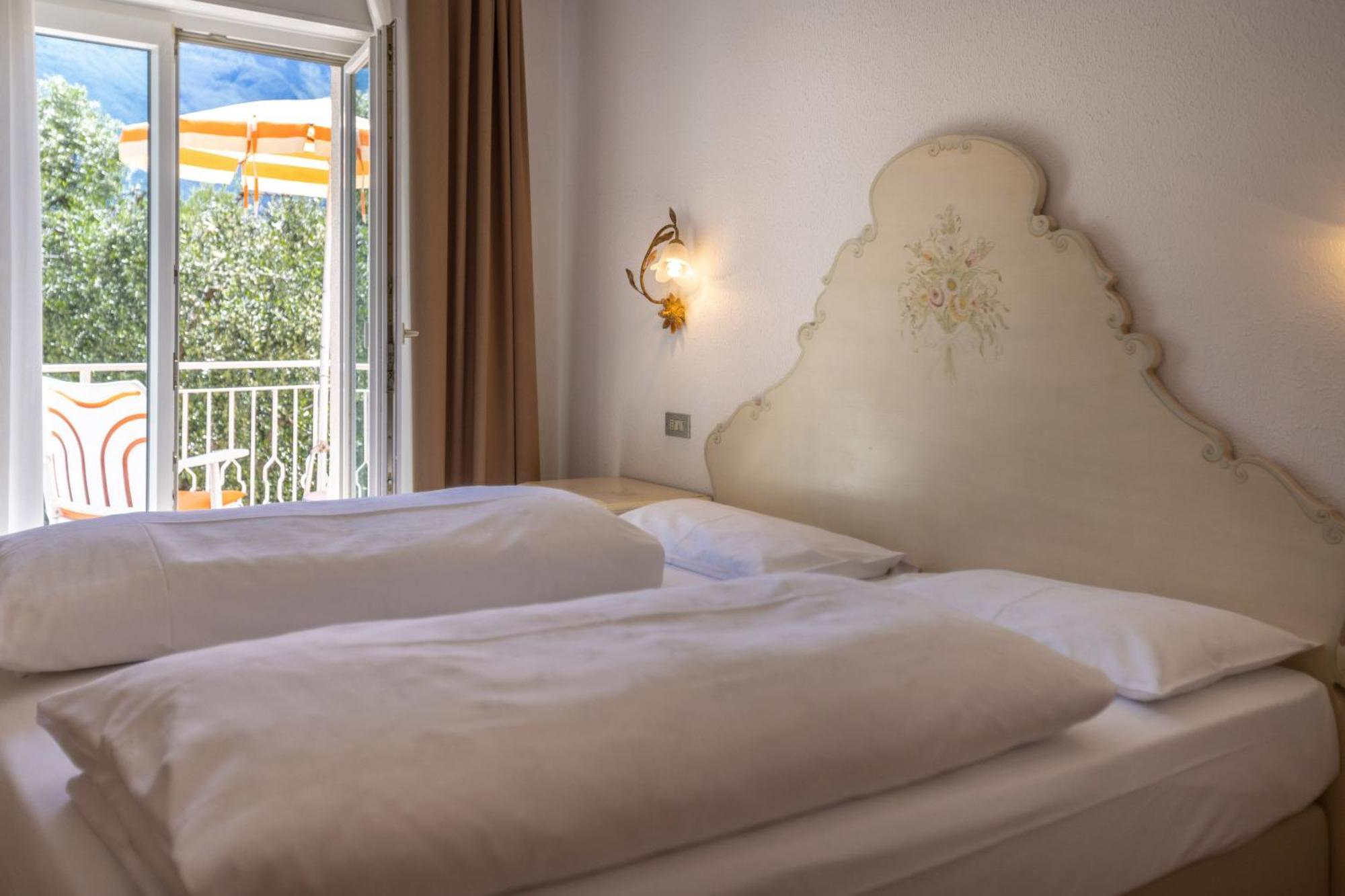 Hotel Villa Margherita ลีโมเนซุลการ์ดา ภายนอก รูปภาพ