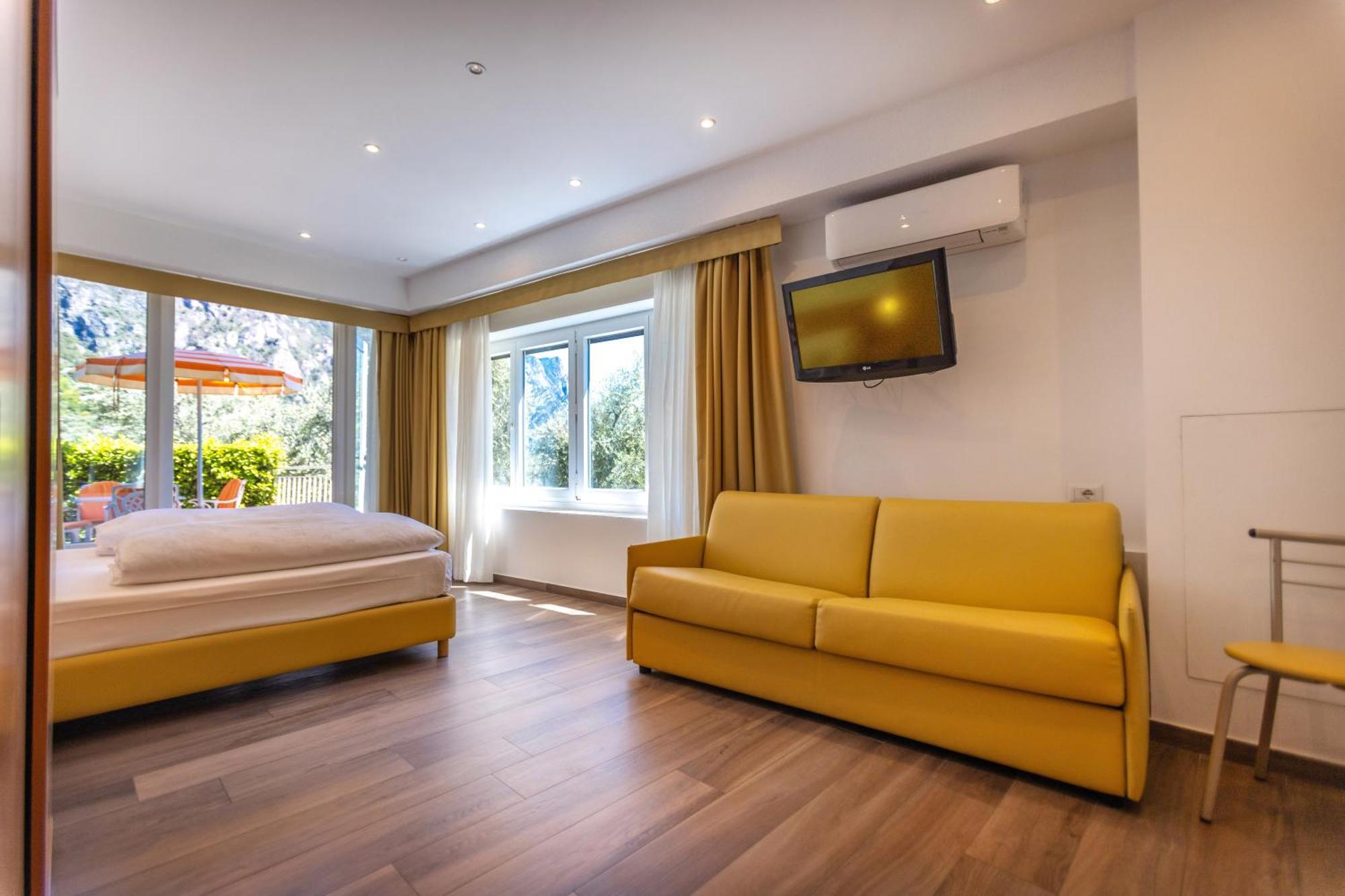 Hotel Villa Margherita ลีโมเนซุลการ์ดา ภายนอก รูปภาพ