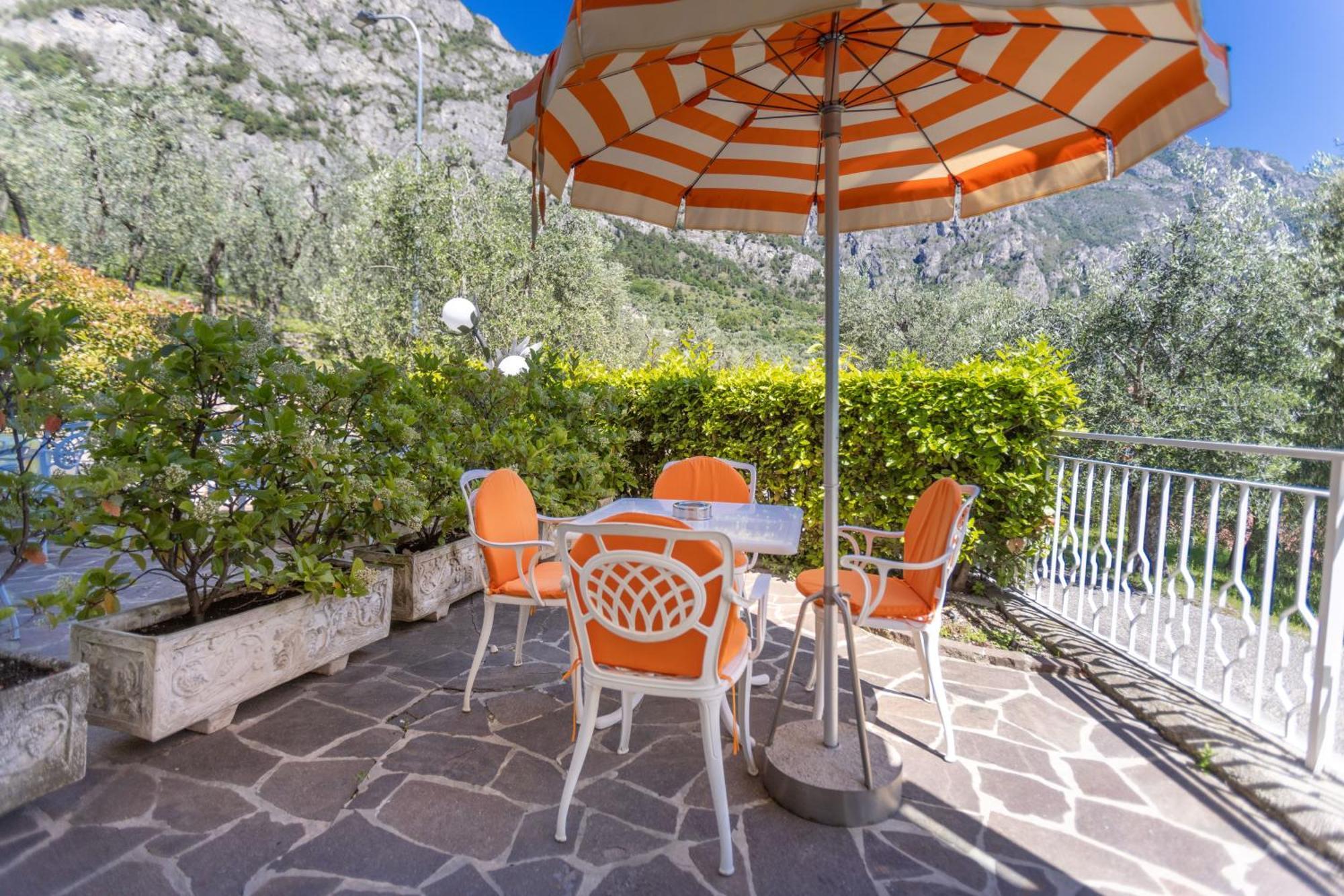 Hotel Villa Margherita ลีโมเนซุลการ์ดา ภายนอก รูปภาพ