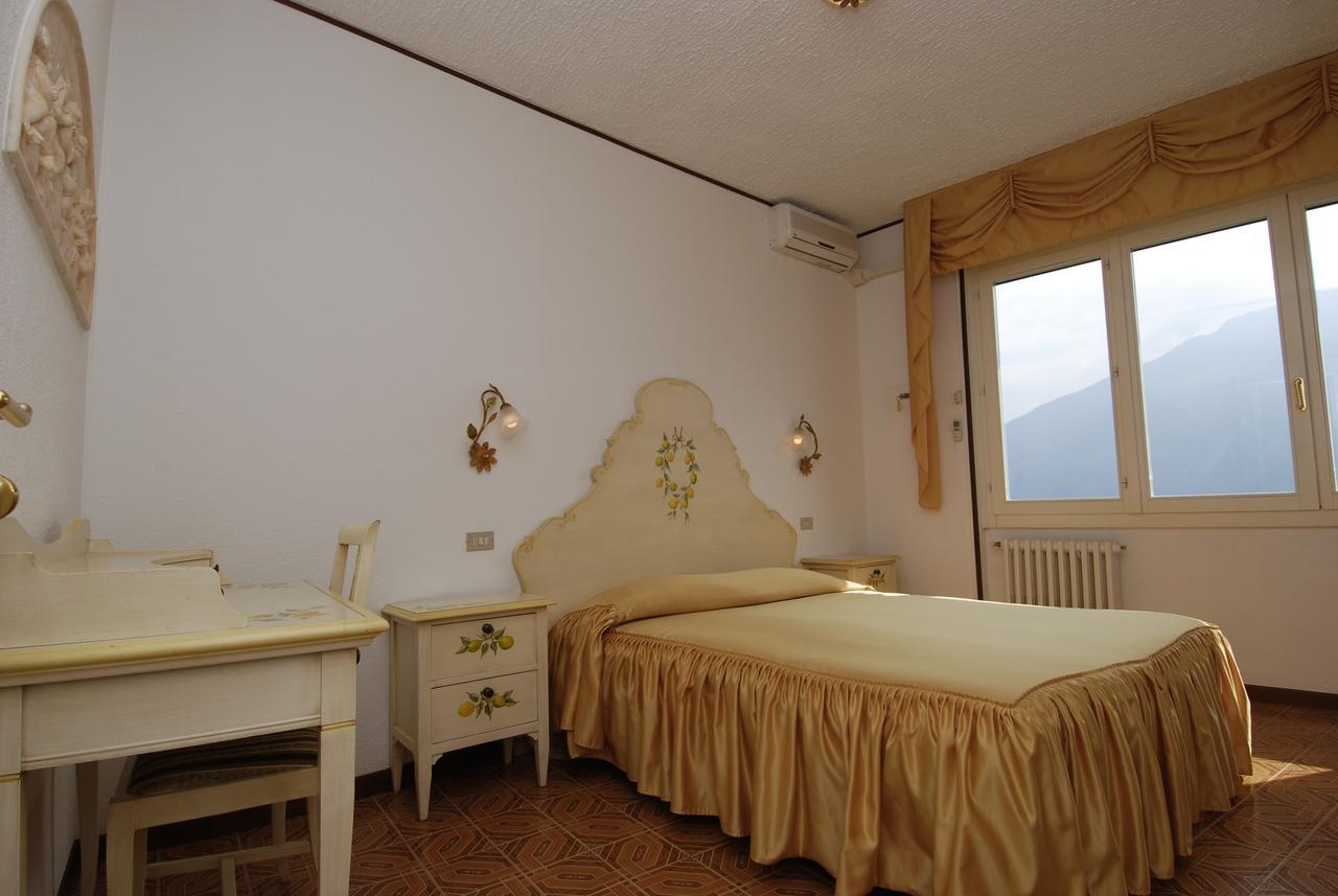 Hotel Villa Margherita ลีโมเนซุลการ์ดา ภายนอก รูปภาพ